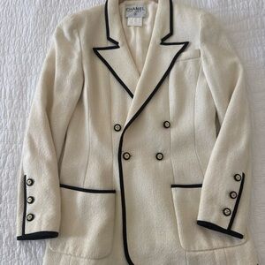 CHANEL 1995P BOUTIQUE MUSEUM TWEED ECRU JACKET BLACK TRIM 24K CC BUTTONS FR 40